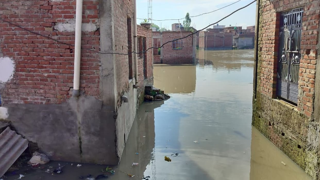 Khannaut river overflows and garra water level is rising also in Shahjahanpur