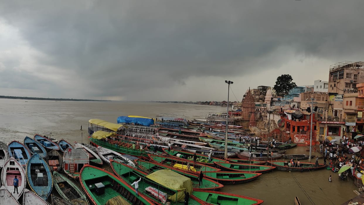 Heavy Rain with strong wind in Varanasi