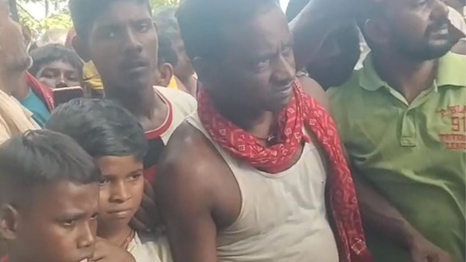 ग्रामीणों की जुटी भीड़