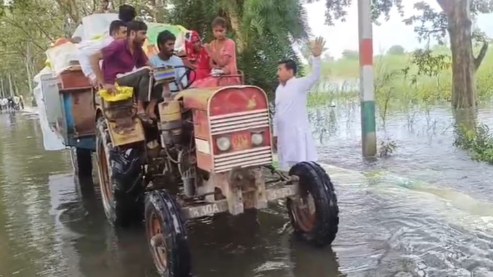 Ganga Reaches Bastora Narang Village in Hastinapur, Children and Elderly Evacuated Safely