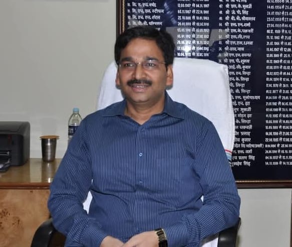 Jharkhand news Major action continues in Hazaribagh land scam case now ACB team takes IAS Vinay Chaubey on rem