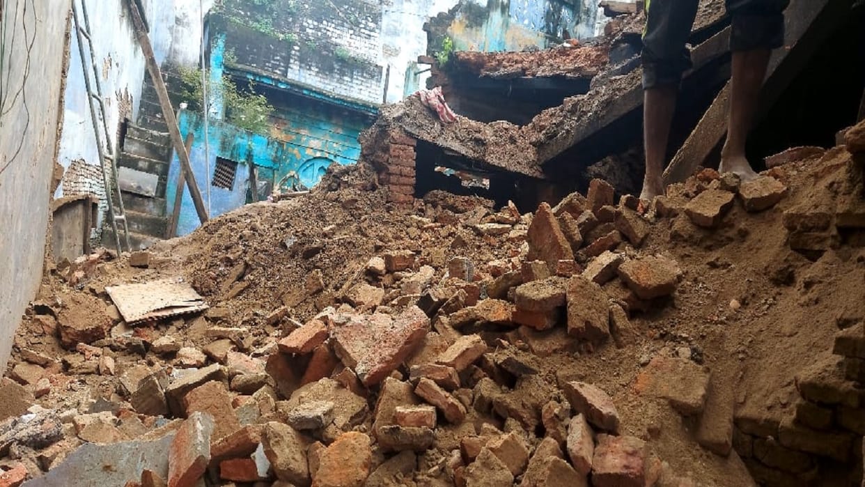 one hundred year old house collapsed due to rain in Bareilly