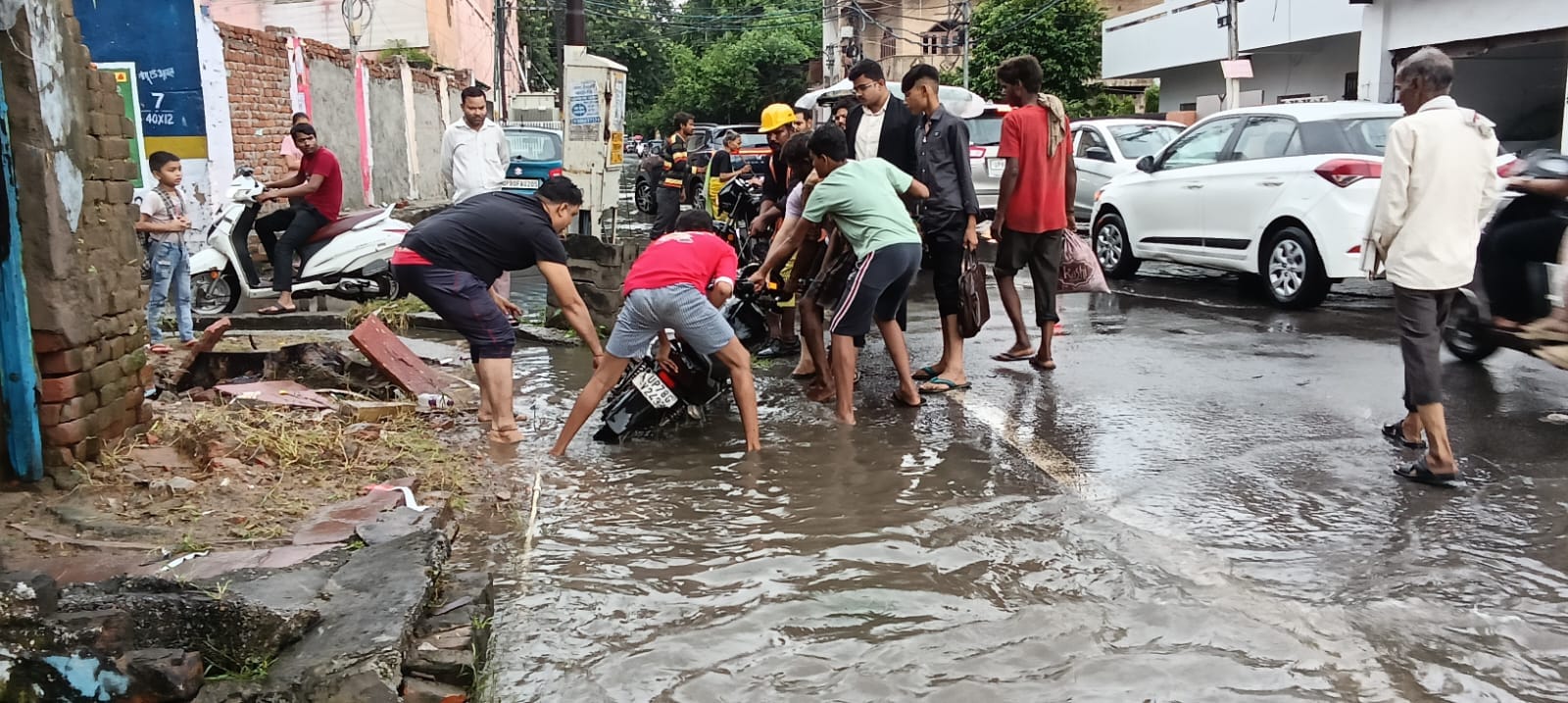 rain in up waterlogging in agra due to rain 15 month old innocent child dies