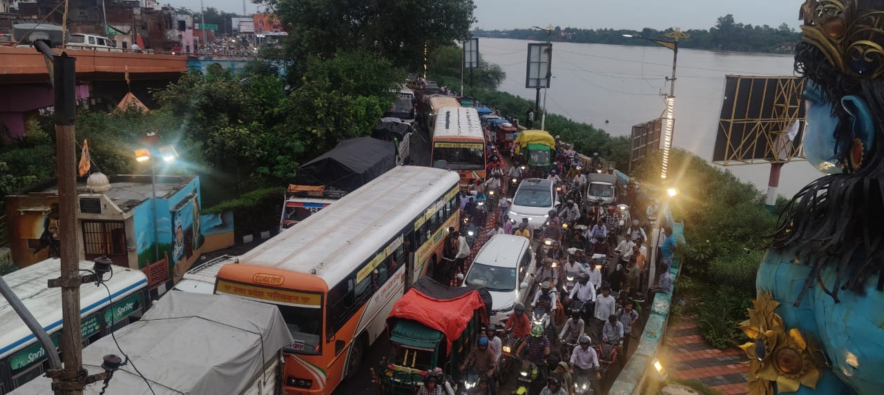 rain in up waterlogging in agra due to rain 15 month old innocent child dies