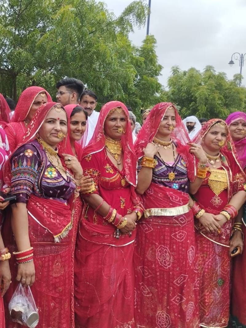 जोधपुर: विश्वविख्यात खेजड़ली शहीदी मेले में सोने-चांदी के आभूषणों से लदीं महिलाएं