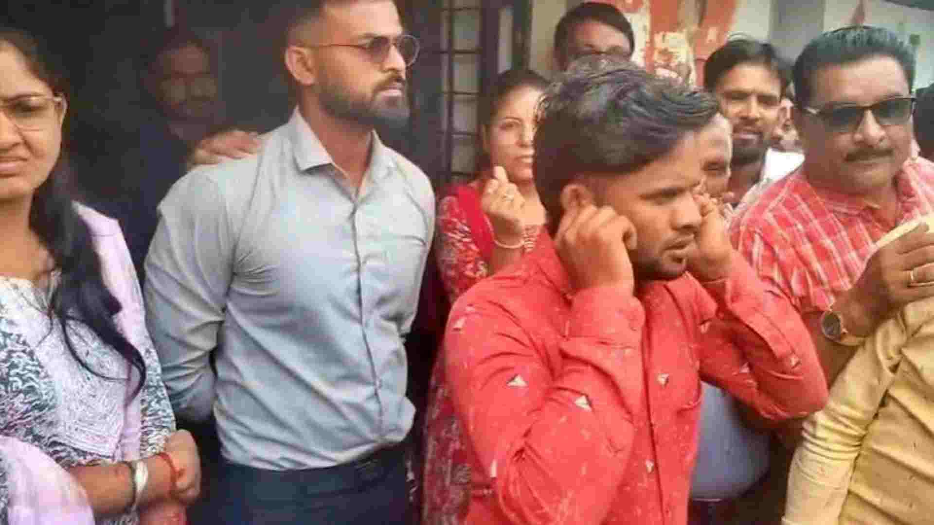 कान पकड़कर माफी मांगता शिक्षक।