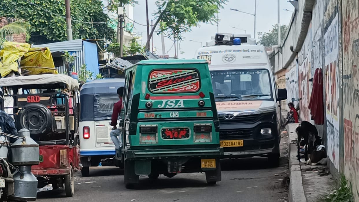 Kanpur Auto drivers bullying ambulance stuck on highway for half an hour bike riders got the way opened
