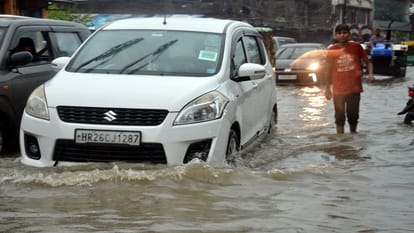 UP: Seven houses collapsed in Shamli due to rain, two including a woman buried under the debris
