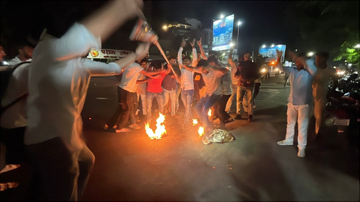 Lucknow: Angry with the statement of Minister OP Rajbhar, ABVP workers burnt his effigy and blocked the road;