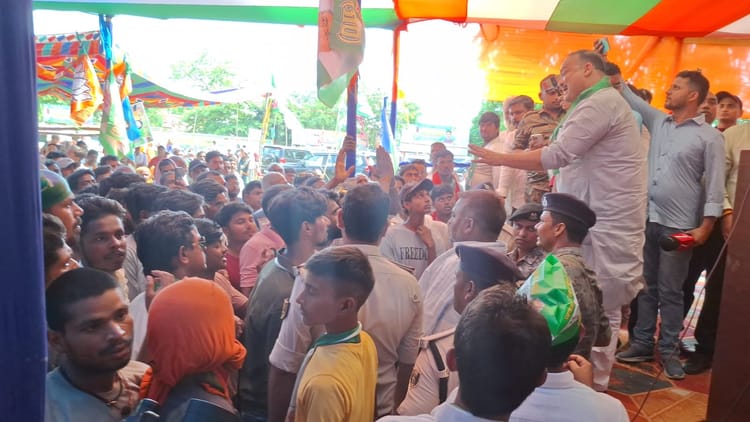 Bihar: मंच से केंद्रीय मंत्री गिना रहे थे सरकार की उपलब्धियां, नीचे से लोगों ने कर दिया विरोध; विधायक पर बरसे