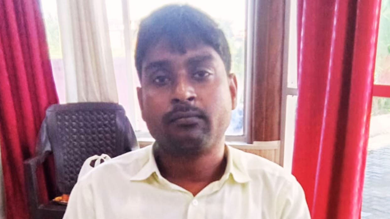 Lekhpal caught red handed Anti-corruption caught him taking five thousand rupees bribe