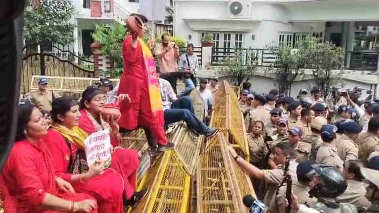 Dehradun: महिला अपराधों पर कांग्रेस में उबाल, बैरिकेड पर चढ़कर किया प्रदर्शन, कई नेताओं को हिरासत में लिया