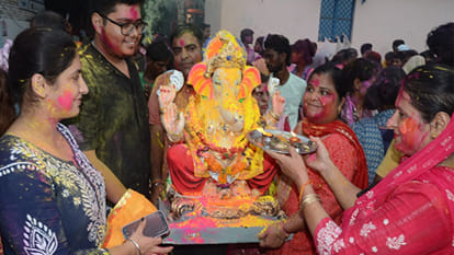 Kanpur: Joy seen in immersion procession, eyes filled with tears at the time of farewell