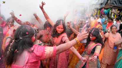 शोभायात्रा में झूमते भक्त