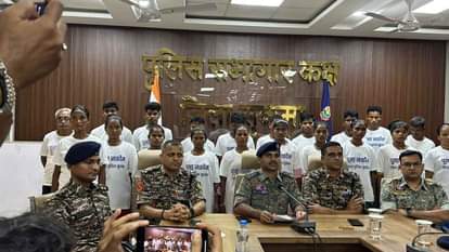 नक्सलियों ने किया आत्मसमर्पण 