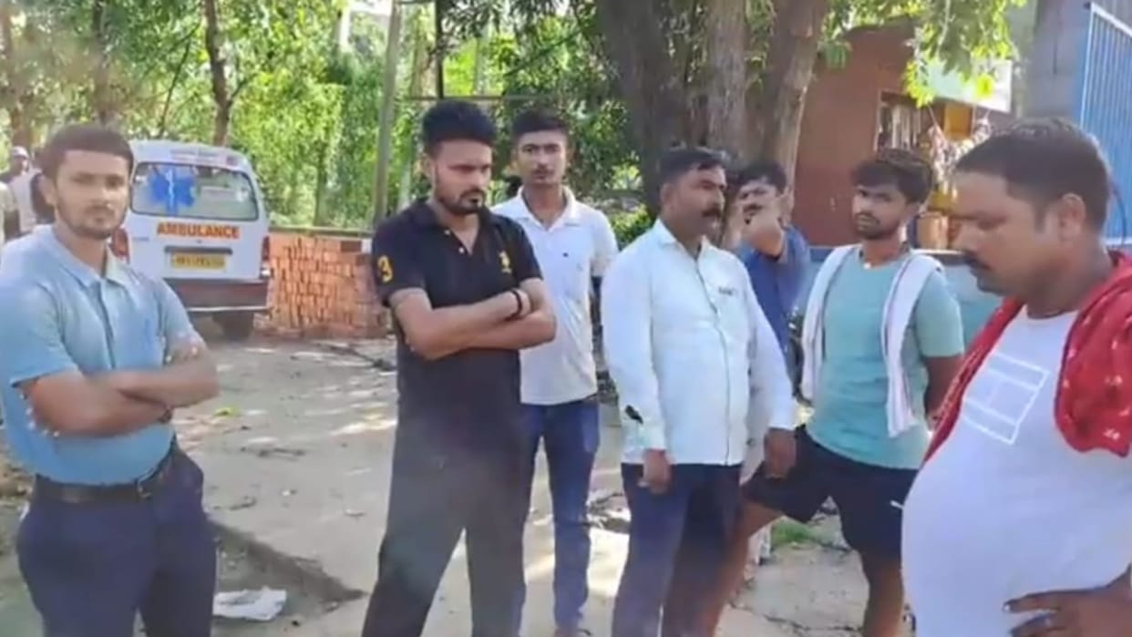 Bihar News: 102 ambulance driver dies due to snake bite, demand for compensation raised