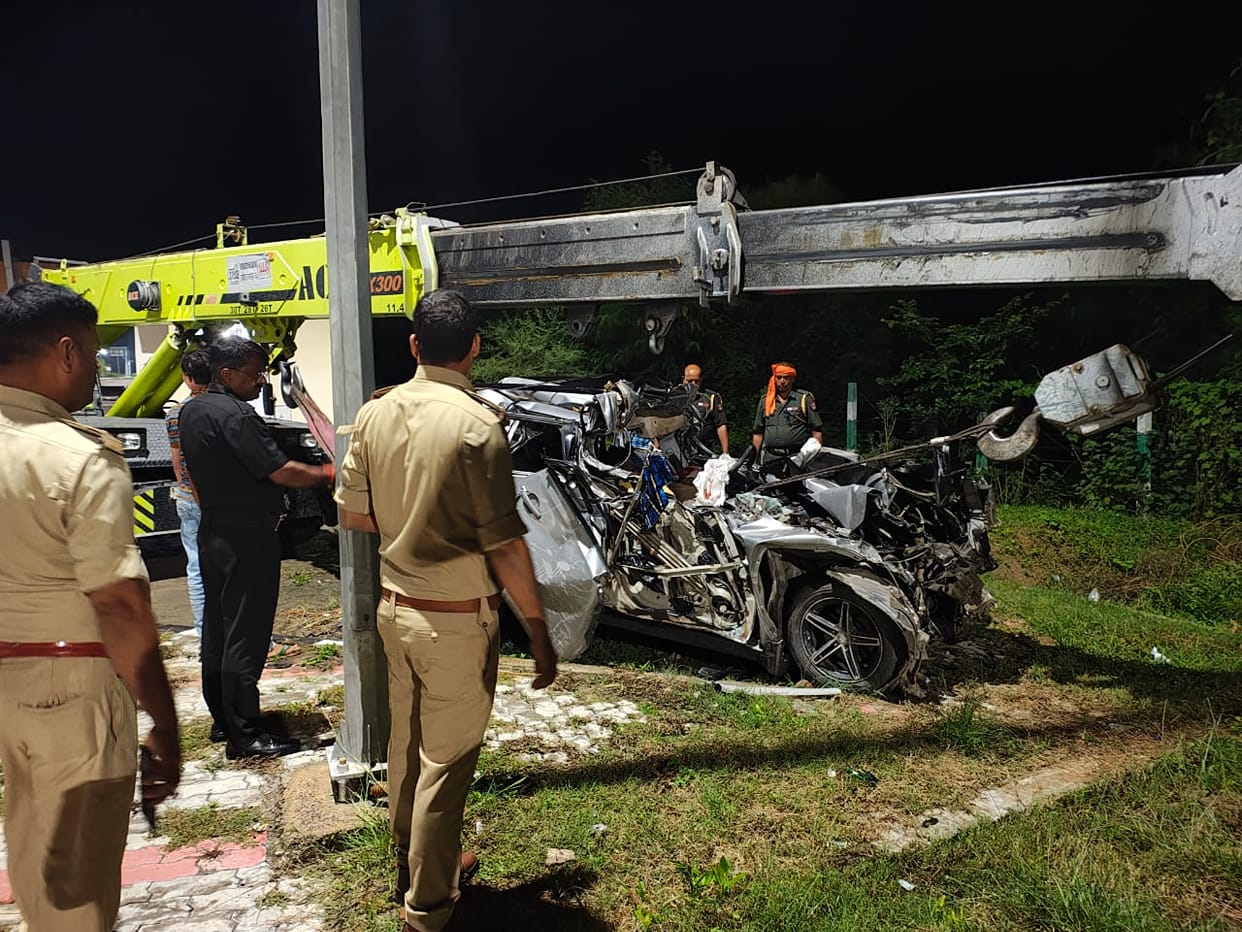 UP: Accident in Purvanchal Express, car rams into parked truck, three people die on the spot
