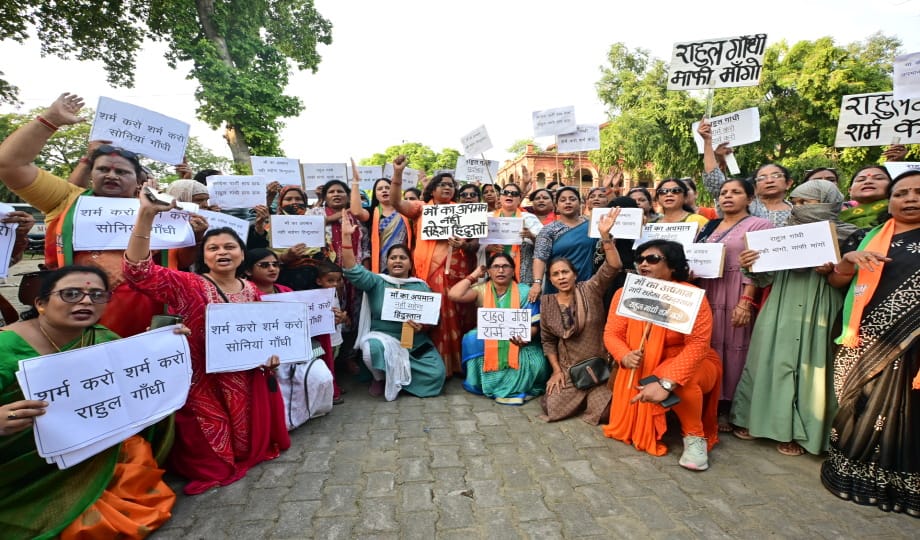 BJP Mahila Morcha protested against Rahul Gandhi, carrying placards in their hands
