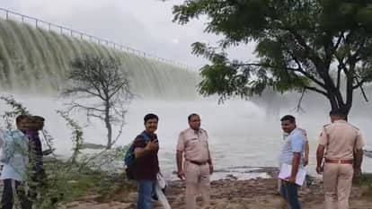 Sawai Madhopur: Dam stunt turns risky, youth washed away; SDRF and Civil Defence launch search