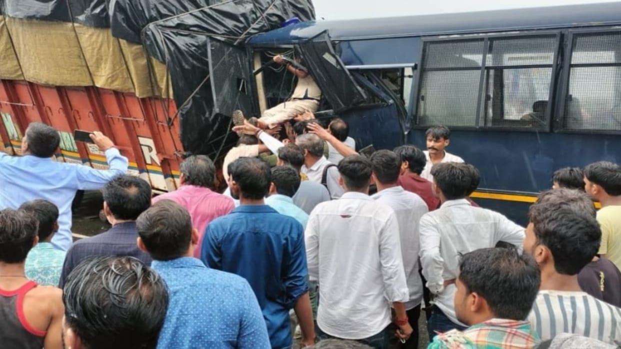 Dausa News: Accident on Jaipur-Agra National Highway, police bus collided with truck, five policemen injured