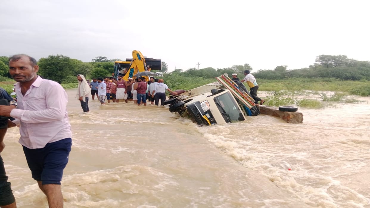 Dausa News: Heavy rain increased difficulties, waterlogging on the roads stopped the movement of vehicles