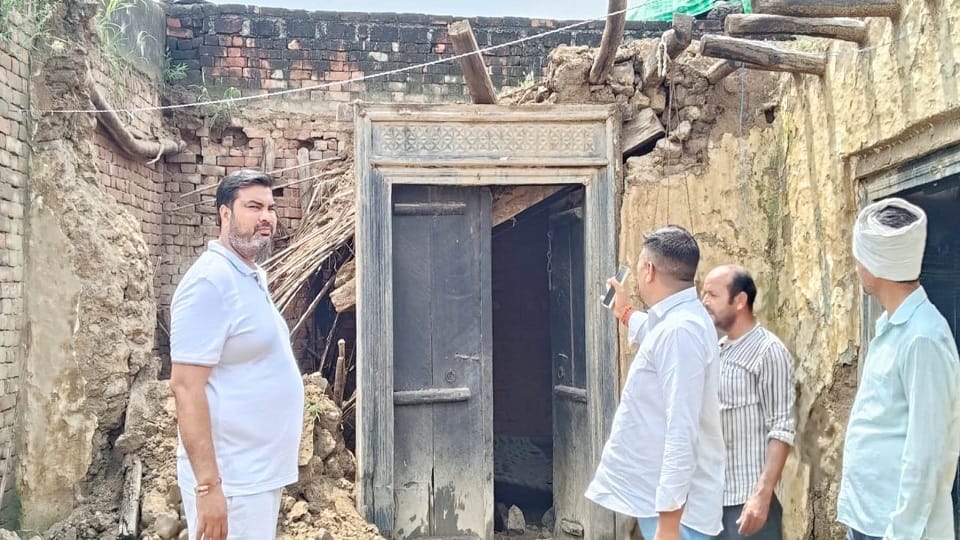 UP: Due to rain in Muzaffarnagar, 10 houses collapsed, four injured, two animals died