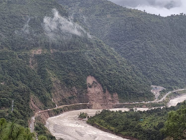 रुद्रप्रयाग-गौरीकुंड हाईवे: बांसबाड़ा में भूस्खलन से व्यापारिक गतिविधियां प्रभावित, केदारघाटी में जरूरी सामान