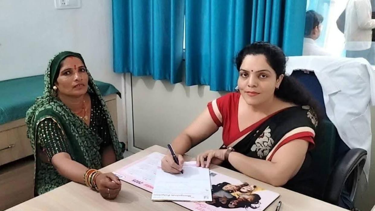 Jhansi: Returned to her soil after 25 years...Along with treatment, she is also creating awareness