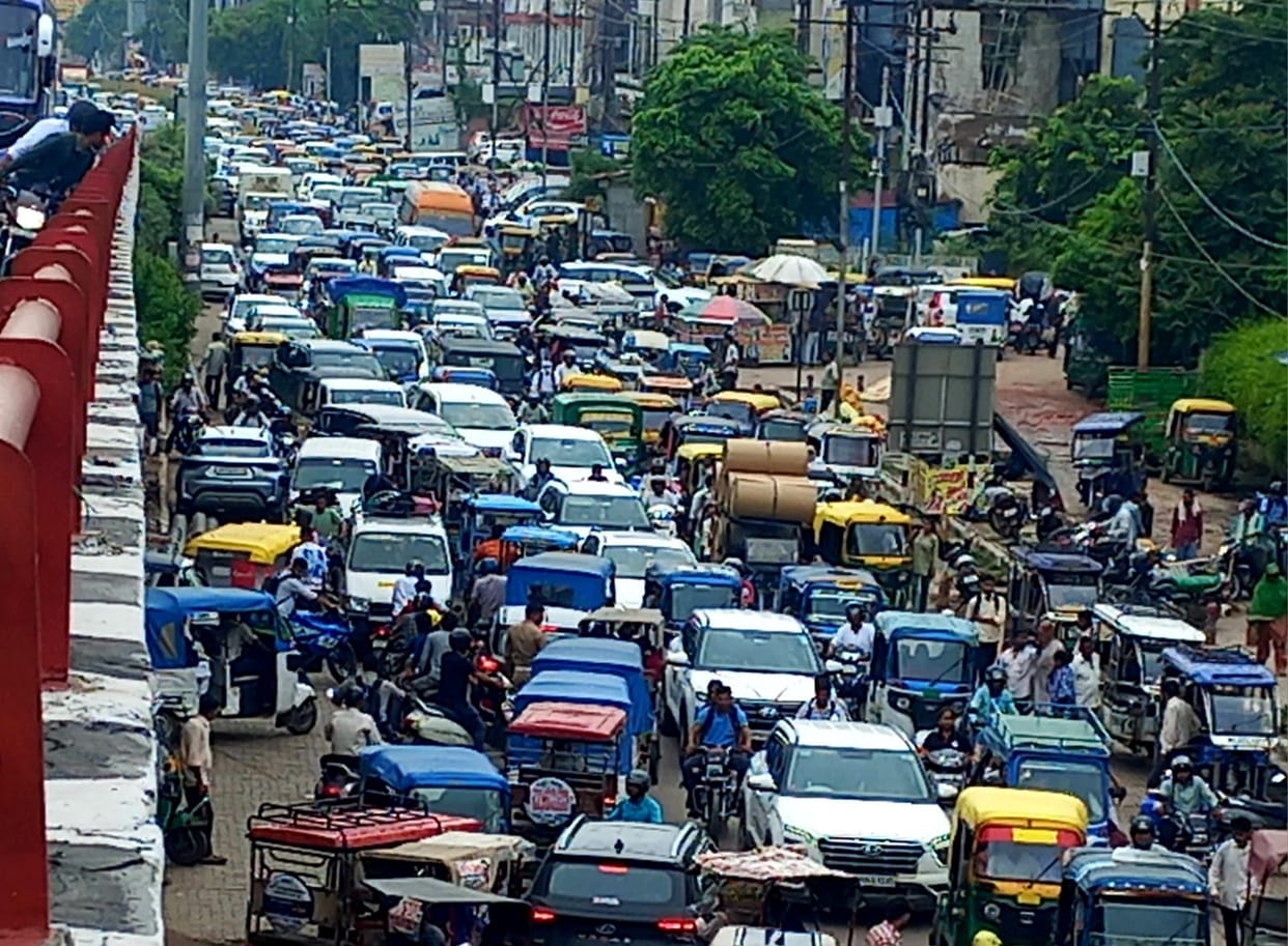 E-rickshaws and autos cause traffic jam on Bhagwan Talkies Service Road