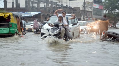 UP: Seven houses collapsed in Shamli due to rain, two including a woman buried under the debris