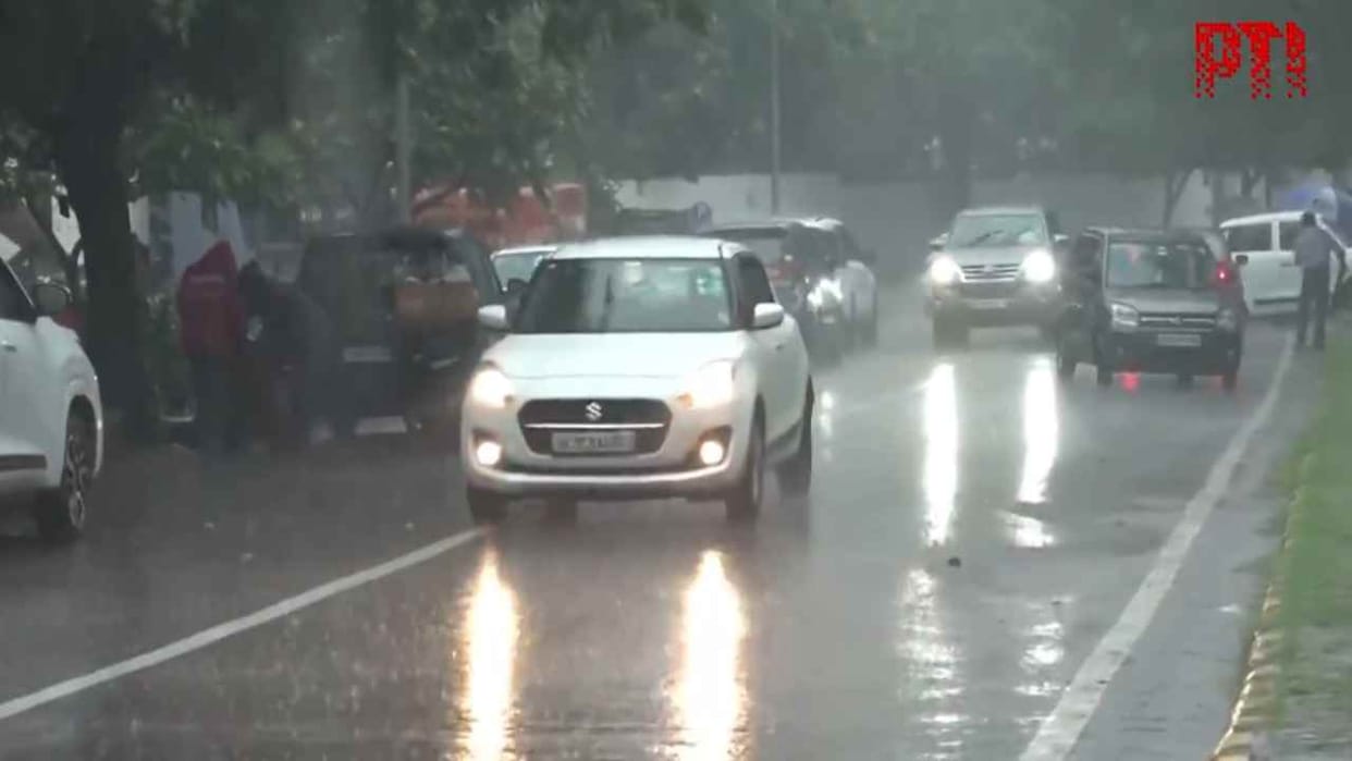 Delhi NCR weathe update today Heavy rain in noida ghaziabad