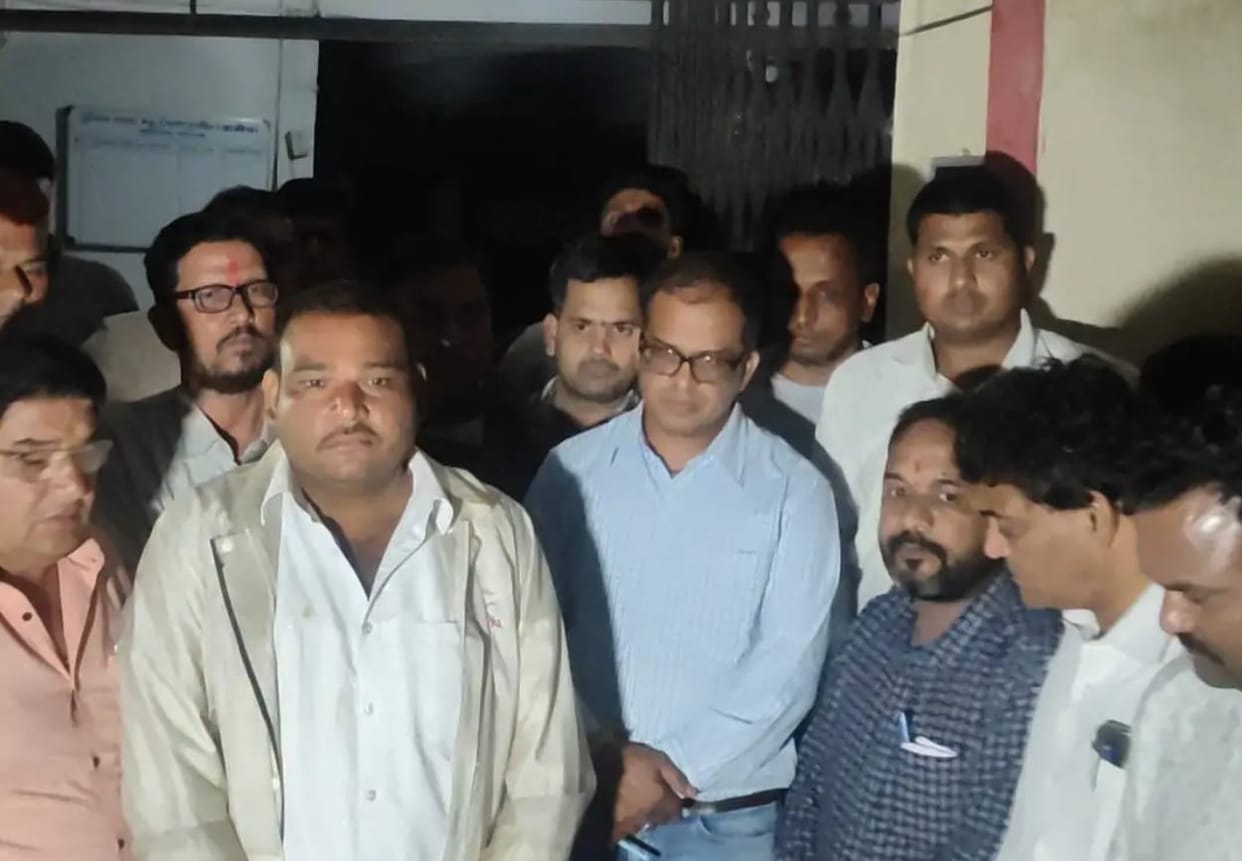 Indore: District CEO in Mhow was beaten up by BJP leaders after entering his office, case registered