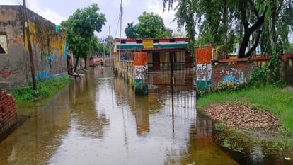 Meerut: Rain broke 20 year record, population entered Ganga, people left their homes due to lack of ration