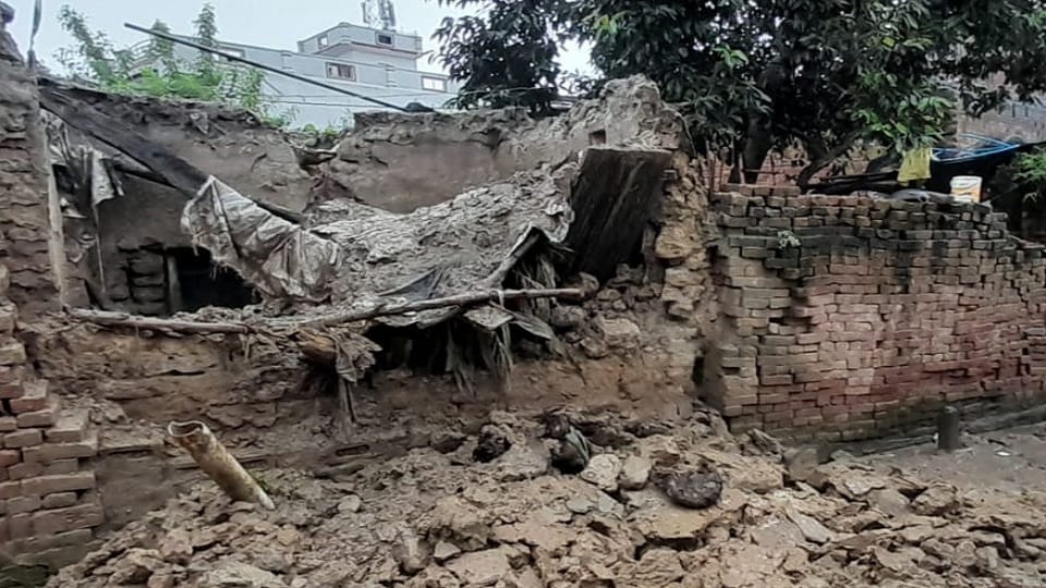 UP: Seven houses collapsed in Shamli due to rain, two including a woman buried under the debris