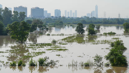 Weather News Hindi update flights cancelled bad weather schools closed floods in states rains hits normal life