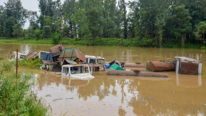 Weather News Hindi update flights cancelled bad weather schools closed floods in states rains hits normal life