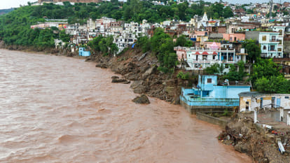 Weather News Hindi update flights cancelled bad weather schools closed floods in states rains hits normal life