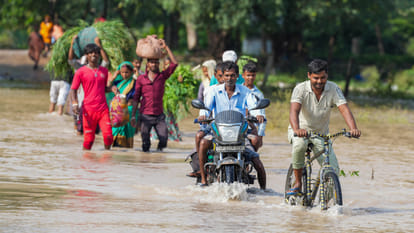 Weather News Hindi update flights cancelled bad weather schools closed floods in states rains hits normal life