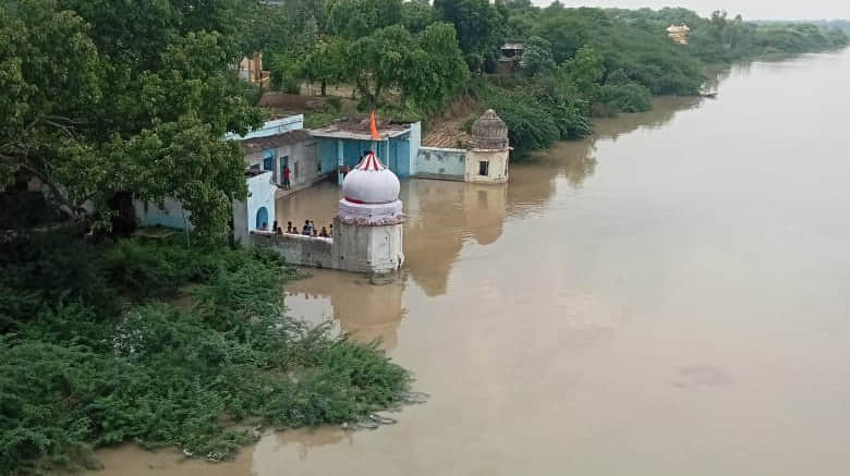 yamuna flood agra villages submerged temples damaged crops