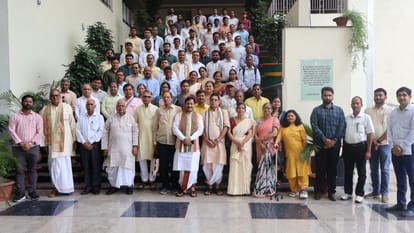 IUCTE Five qualities of teachers mentioned six professors of BHU-Samvidhi and Vidyapeeth honored