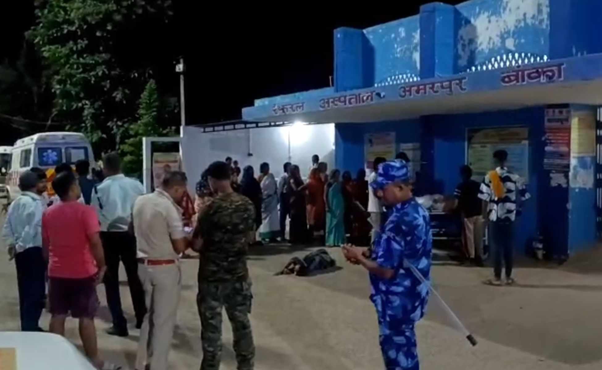 अस्पताल के बाहर मौजूद लोग