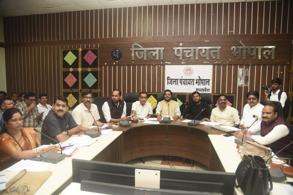 District Panchayat meeting: Proper food is not being food in the hostel, the engineer gives the contract of sc