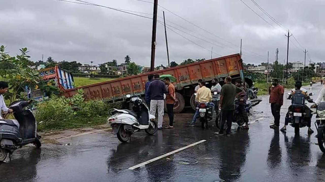 Major accident averted in Jagdalpur High speed truck crashed into a pond