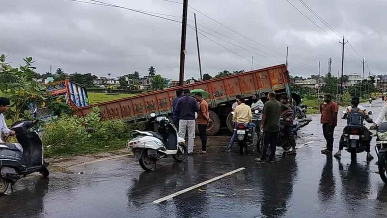 बेकाबू ट्रक हादसे का शिकार