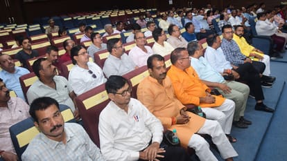 Varanasi News tight security in Kashi during festivals CP mohit agrawal made special plan held meeting traders