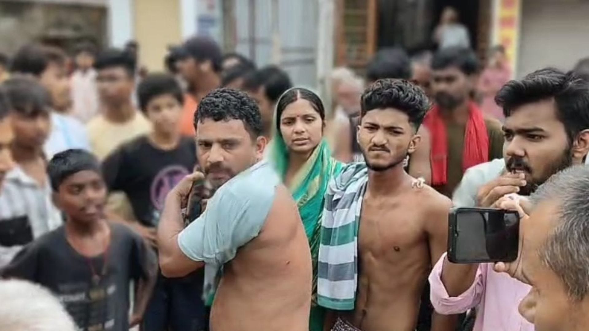 चाकू से हमला