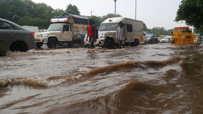 Delhi Flood news Monastery Market, Vasudev Ghat and Yamuna Bazaar overflowed, water reached the ring road