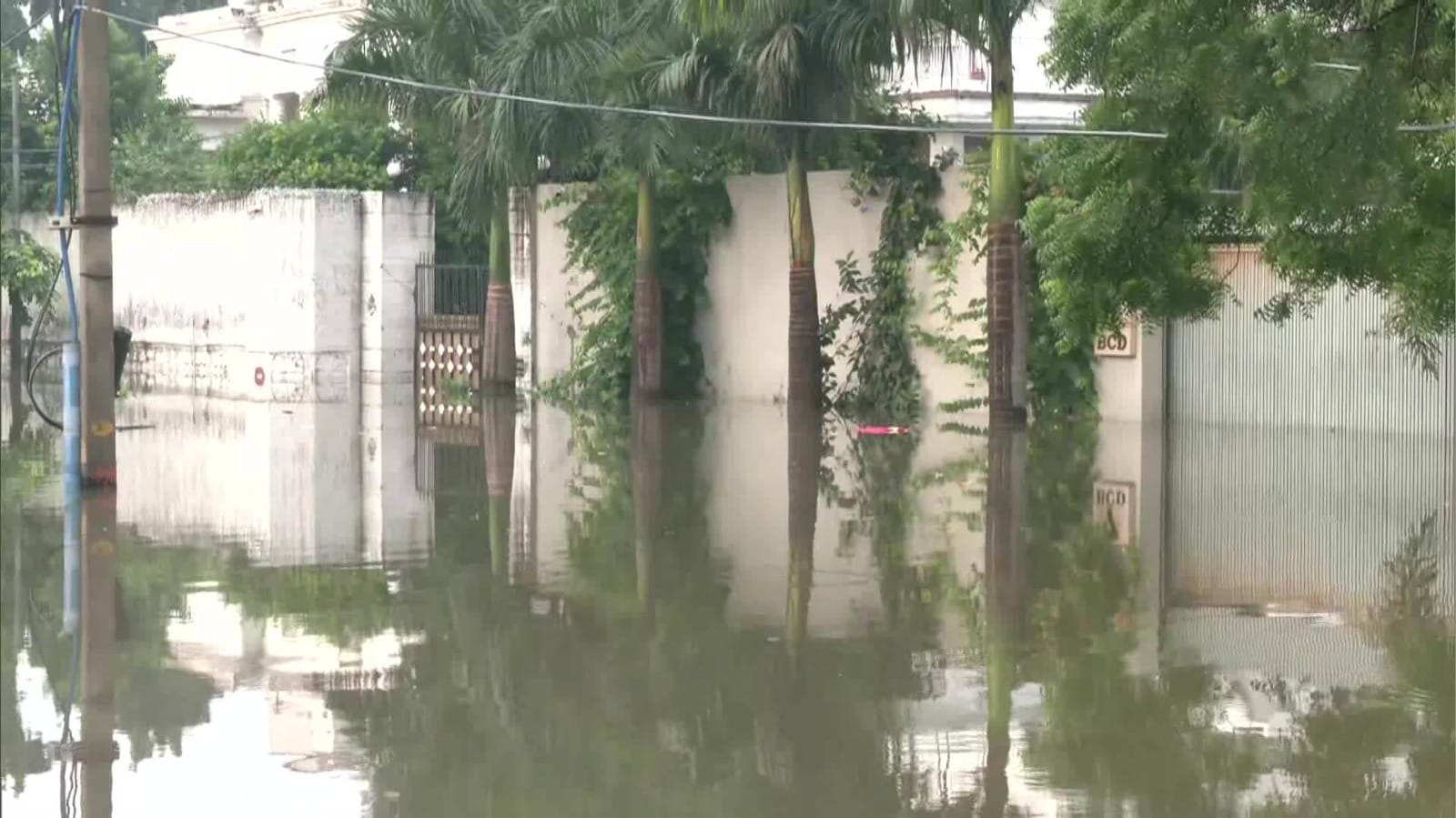 Delhi Flood News Update Delhi Civil Lines and many areas as water from overflowing Yamuna river see photos