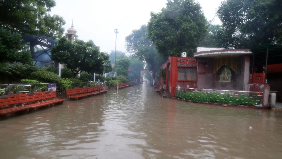 Delhi Flood News Update Delhi Civil Lines and many areas as water from overflowing Yamuna river see photos