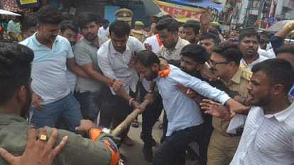 Kanpur: ABVP workers burnt the effigy of the minister amid a tussle with the police